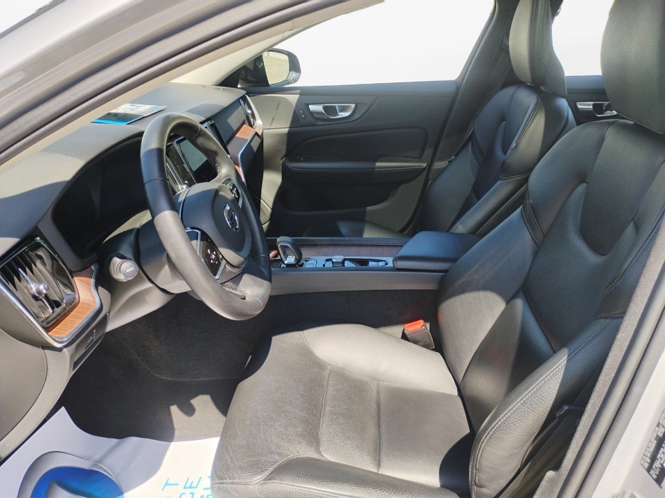 2024 Volvo S60 Plus Dark Theme