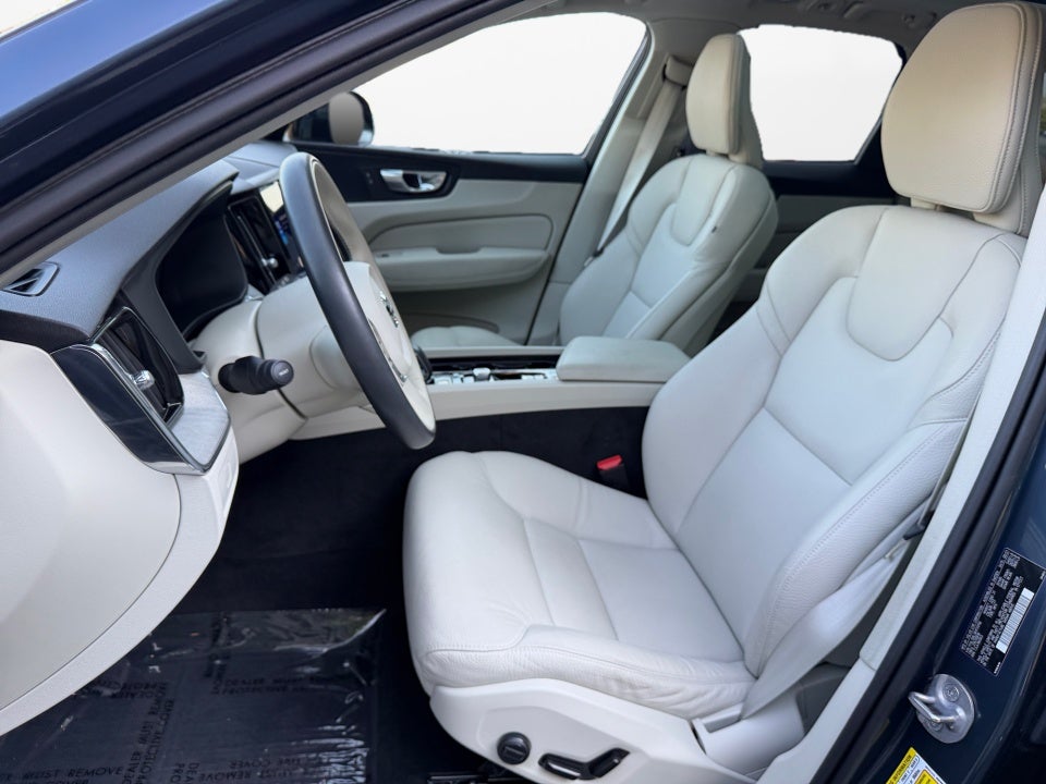 2024 Volvo XC60 Plus Dark Theme