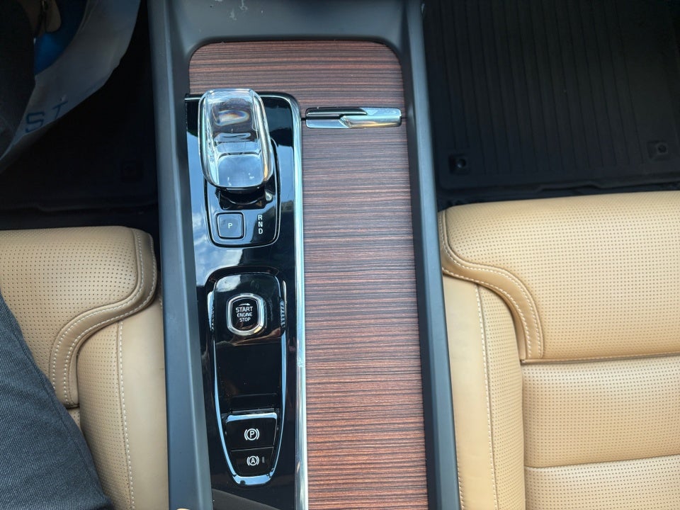 2023 Volvo XC60 B6 Ultimate Dark Theme