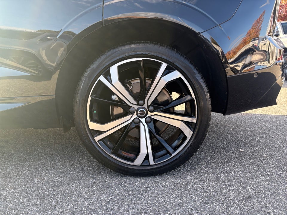 2023 Volvo XC60 B6 Ultimate Dark Theme