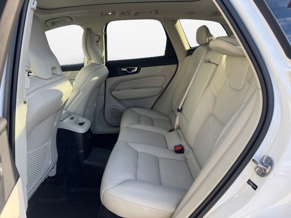 2023 Volvo XC60 Recharge Plug-In Hybrid T8 Plus Bright Theme