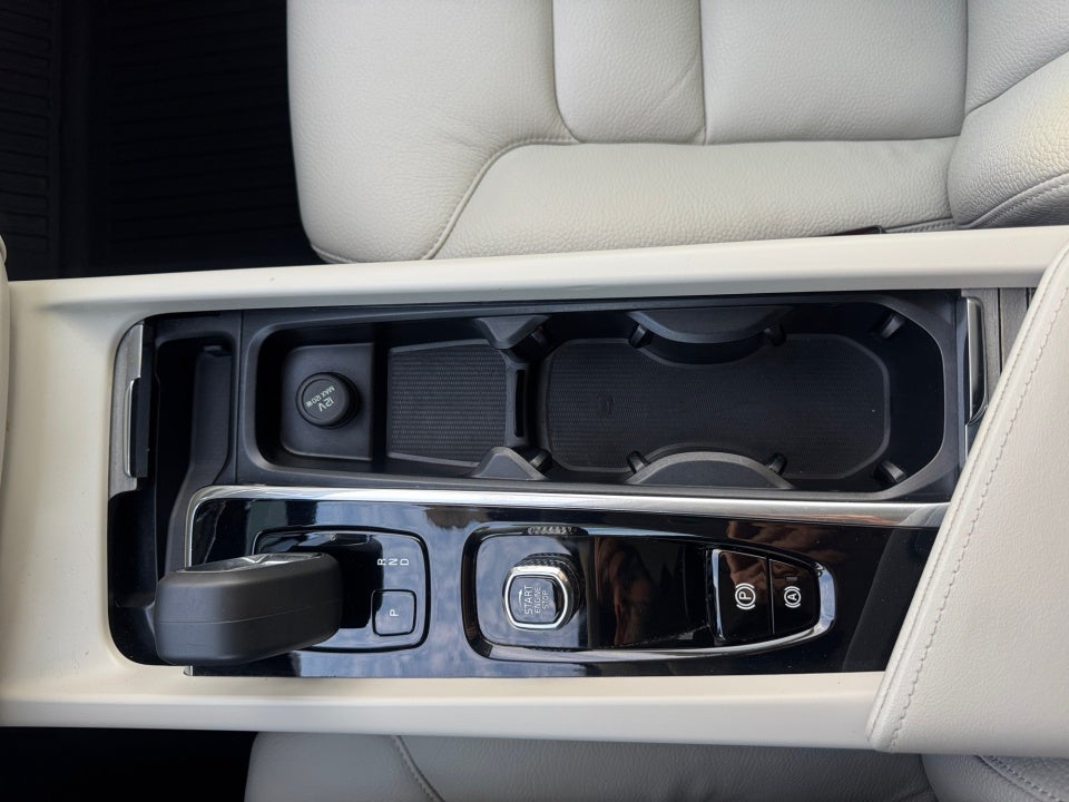 2023 Volvo XC60 Recharge Plug-In Hybrid T8 Plus Bright Theme