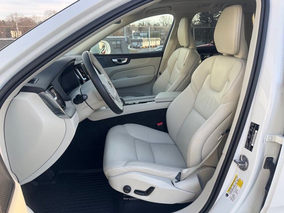 2023 Volvo XC60 Recharge Plug-In Hybrid T8 Plus Bright Theme