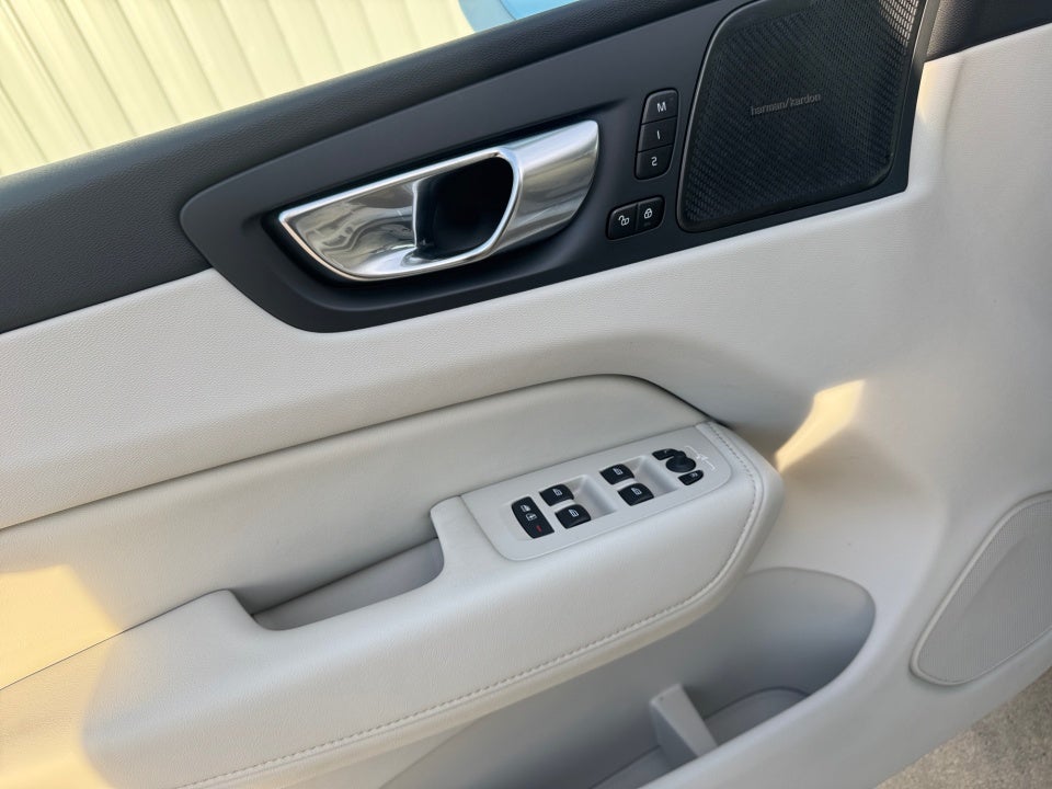 2023 Volvo XC60 Recharge Plug-In Hybrid T8 Plus Bright Theme