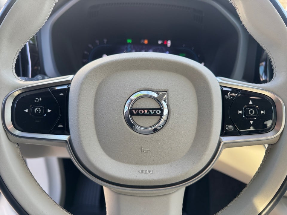 2023 Volvo XC60 Recharge Plug-In Hybrid T8 Plus Bright Theme
